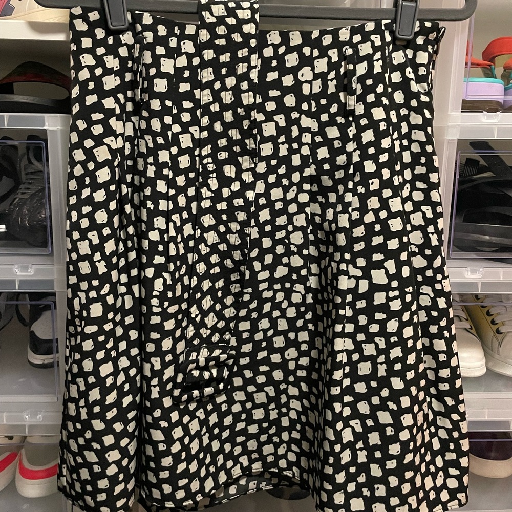 Limited skirt with belt